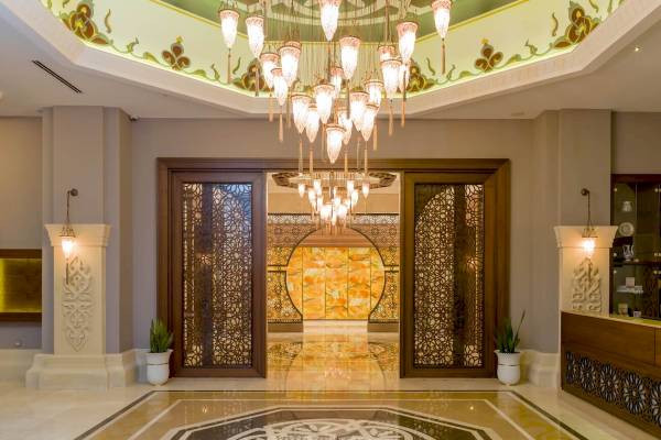 Eingangsbereich des Güral Premier Belek Hotels mit Kronleuchter und Marmorboden