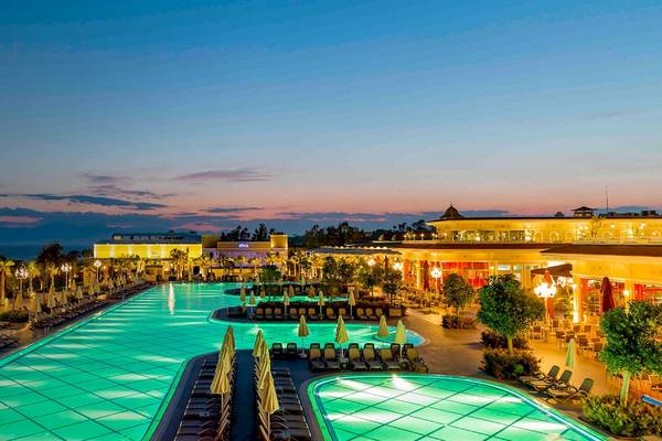 Abendansicht des Swimmingpools im Güral Premier Belek Hotel