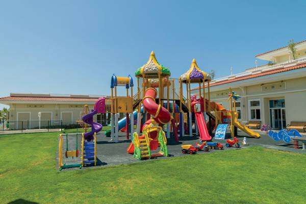 Kinderspielplatz im Güral Premier Belek Hotel mit bunten Rutschen und Spielzeug.