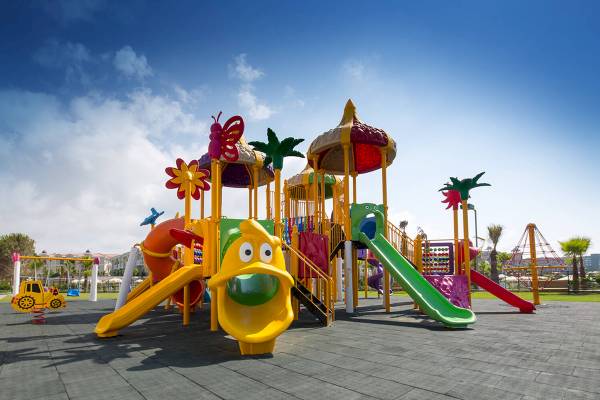 Spielplatz im Freien mit bunten Rutschen und Klettergerüsten am Güral Premier Belek Hotel