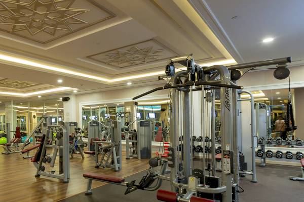 Fitnesscenter im Güral Premier Belek Hotel mit verschiedenen Trainingsgeräten.