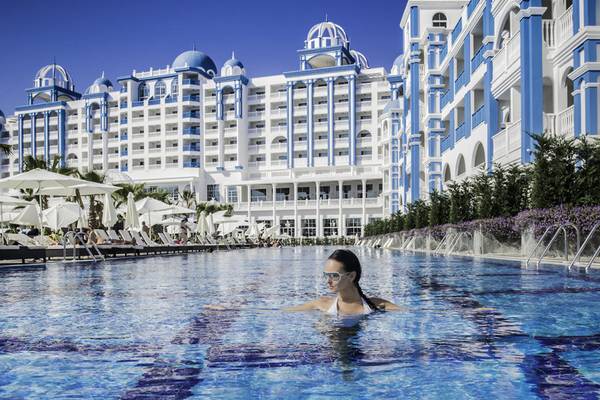 Frau im Schwimmbad vor dem Rubi Platinum Spa Resort & Suites Hotel