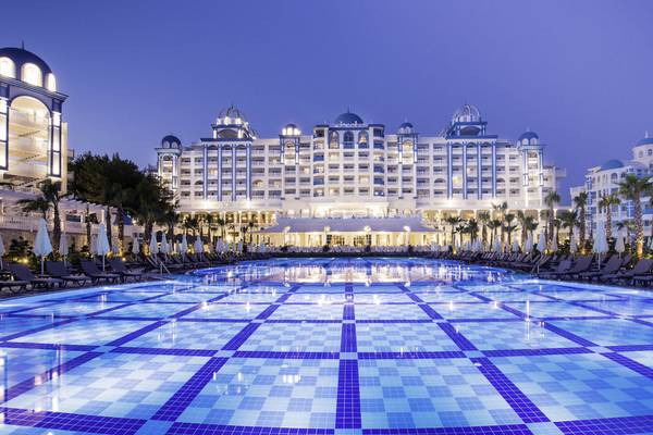 Rubi Platinum Spa Resort & Suites Hotelfassade bei Nacht mit Pool