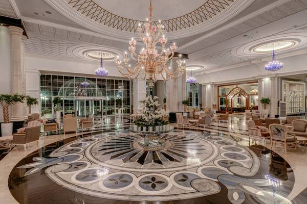 Foyer des Rubi Platinum Spa Resort & Suites mit Kristallleuchter und Blumen