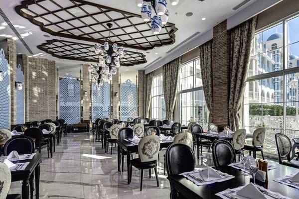 Innenansicht des Restaurants im Rubi Platinum Spa Resort & Suites mit eingerichteten Tischen und Stühlen.