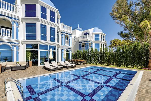 Rubi Platinum Spa Resort & Suites mit Pool und Loungebereich im Freien.