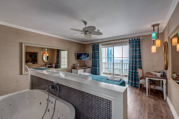 Luxuriöses Schlafzimmer mit Badewanne und Meerblick im Rubi Platinum Spa Resort & Suites.