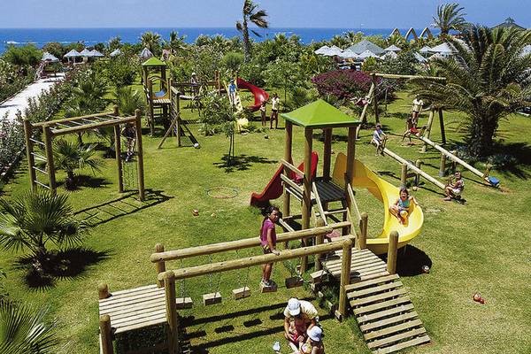 Übersicht des Spielplatzes im Delphin Deluxe Hotel mit Rutschen und Klettergerüsten.