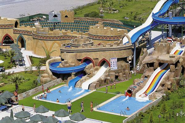 Außenansicht des Delphin Deluxe Wasserparks mit Rutschen und Pools