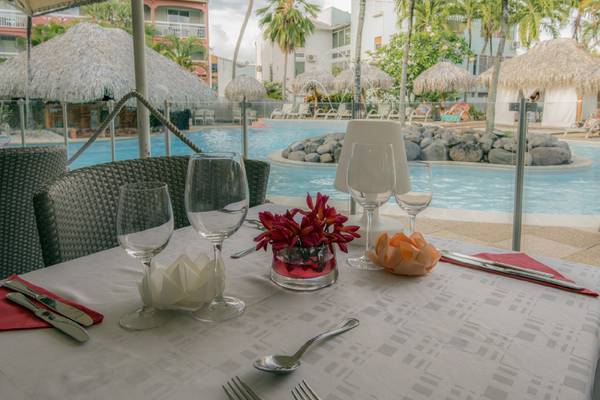 Ein Tisch im La Pagerie - Tropical Garden Hotel mit Blick auf den Pool.