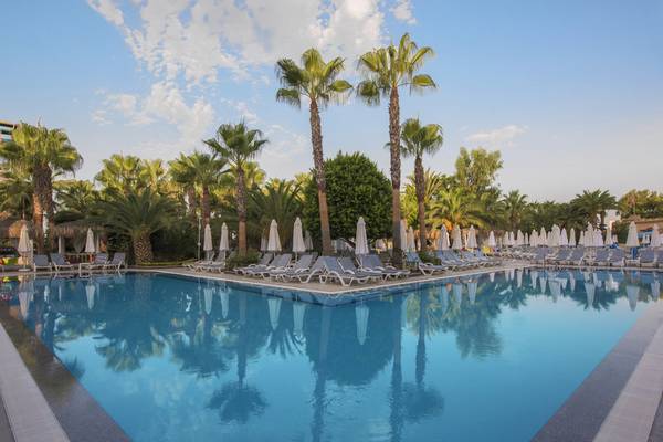 Außenpoolbereich des Delphin Deluxe Hotels mit vielen Liegen und Palmen