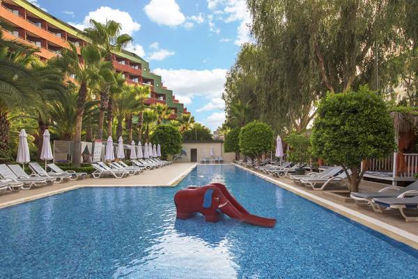 Außenpool des Delphin Deluxe Hotels mit rotem Elefantenrutsche in der Mitte