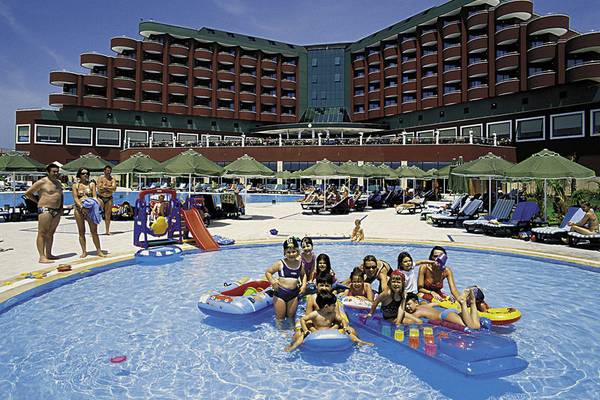 Gruppe von Kindern und Erwachsenen im Schwimmbadbereich des Delphin Deluxe Hotels