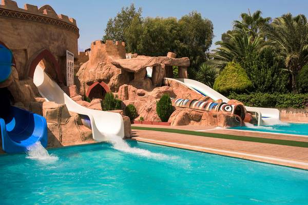 Wasserrutschen im Delphin Deluxe Hotel mit Wasser, das aus den Schlitten fließt.