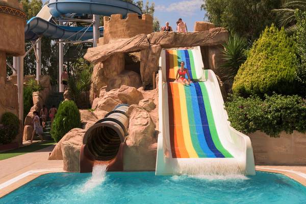 Foto von einer bunten Wasserrutsche im Delphin Deluxe Hotel
