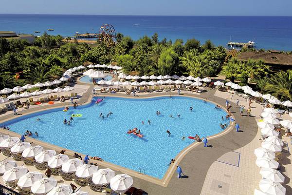 Luftaufnahme des Delphin Deluxe Hotels mit großem Swimmingpool und vielen Gästen