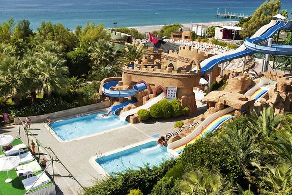 Außenansicht des Delphin Deluxe Wasserparks mit Wasserrutschen und Pools.