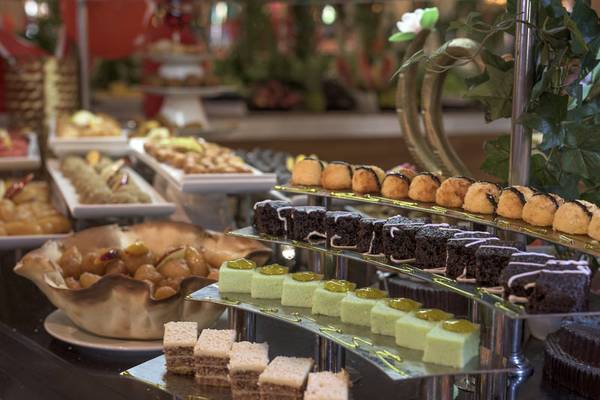 Buffet mit einer Auswahl an Desserts im Delphin Deluxe Hotel.