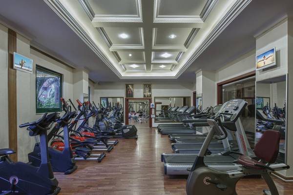 Fitnessstudio im Delphin Deluxe Hotel mit vielen Laufbändern und Spinrädern.