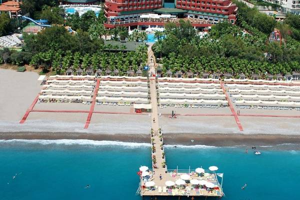 Luftaufnahme des Delphin Deluxe Hotels mit Pool und Strand