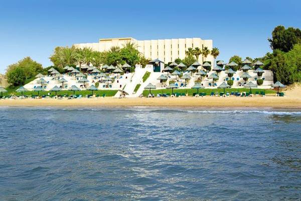 BM Beach Hotel am Strand mit vielen Sonnenschirmen und Liegen
