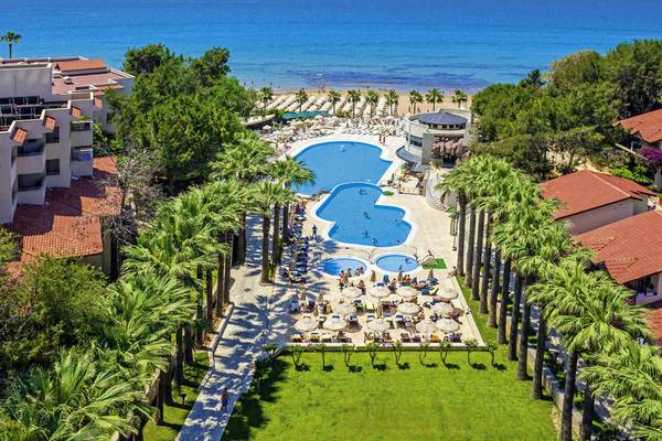 Luftaufnahme des Melas Holiday Village mit Swimmingpool, Palmen und Meer