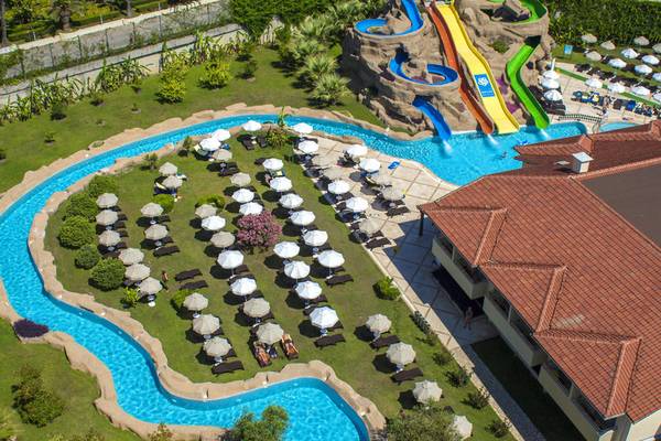 Luftaufnahme des Melas Holiday Village mit Poolbereich und Wasserrutschen.