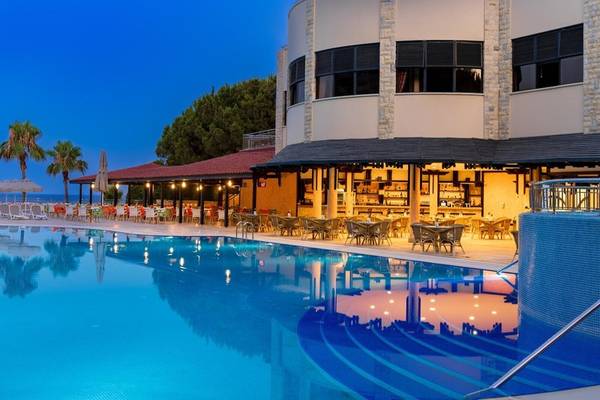 Abendansicht des Swimmingpools und des Restaurants des Melas Holiday Village.