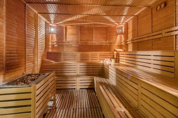 Innenansicht der Sauna im Melas Holiday Village mit Holzwänden und Bänken
