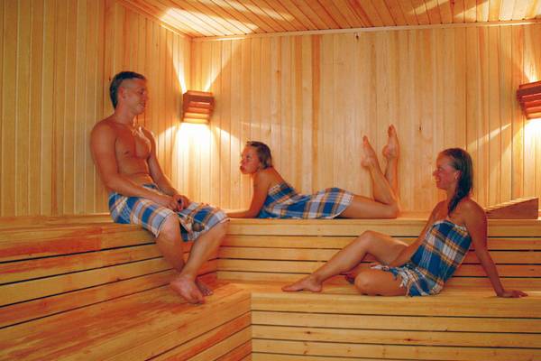 Drei Personen in einer Saunakabine im Melas Holiday Village