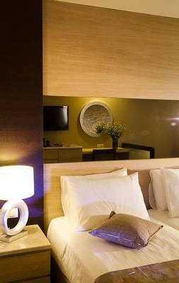 Doppelzimmer im Melas Holiday Village mit zwei Betten und einem Lampen