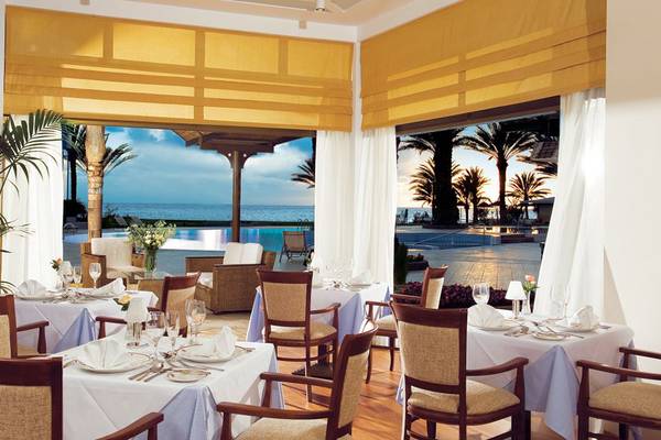 Speisesaal des Constantinou Bros Athena Beach Hotels mit Blick auf das Meer.
