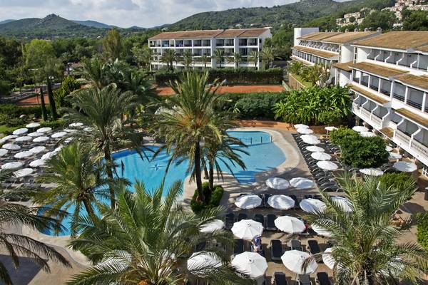 Luftaufnahme des Beach Club Font de Sa Cala Resorts mit Pool, Sonnenliegen und Palmen.