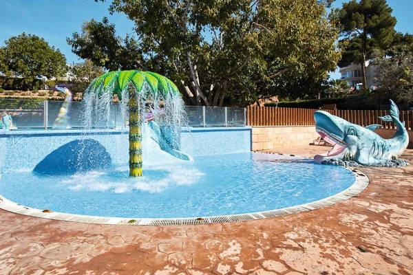 Außenpool des Beach Club Font de Sa Cala mit Wasserspielen und blauen Figuren