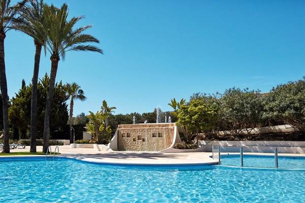 Außenpool im Beach Club Font de Sa Cala mit Brunnen und umgeben von Bäumen