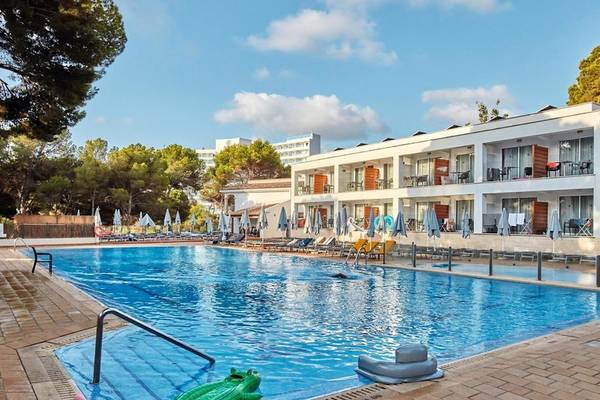 Außenpool des Beach Club Font de Sa Cala Hotels mit vielen Liegen und Sonnenschirmen