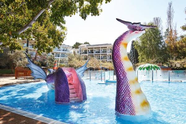 Pool mit Drachenskulpturen im Beach Club Font de Sa Cala