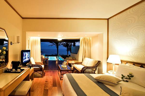 Hotelzimmer mit Meerblick im Constantinou Bros Athena Beach Hotel.