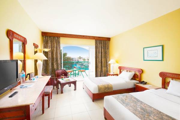 Doppelzimmer im Bel Air Azur Resort mit zwei Betten, Fernseher, Schreibtisch und Balkon.