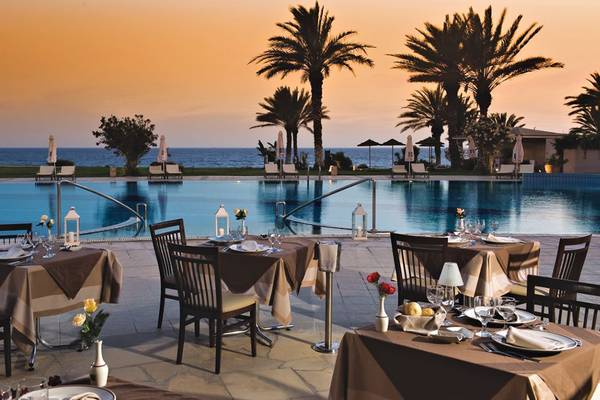 Außenrestaurant am Pool des Constantinou Bros Athena Beach Hotels mit Blick auf das Meer