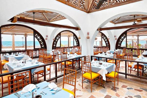 Innenansicht des Restaurants im Arabia Azur Resort mit Blick auf das Meer.