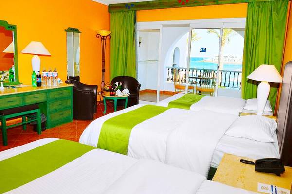 Hotelzimmer im Arabia Azur Resort mit drei Betten, Meerblick und Balkon.