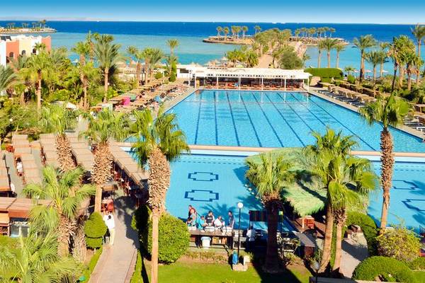 Luftaufnahme des großen Swimmingpools im Arabia Azur Resort mit Blick auf die Anlage und das Meer