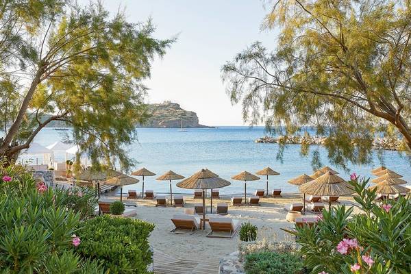 Strandbereich des Cape Sounio Grecotel Resorts mit Sonnenschirmen und Lounge-Sesseln