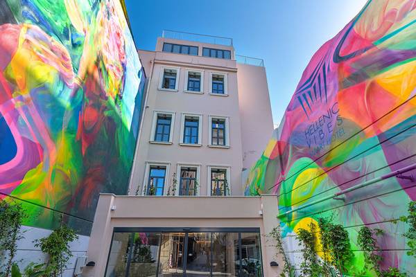 Hellenic Vibes Smart Hotel in Athen mit bunten Wandgemälden und Eingangsbereich.