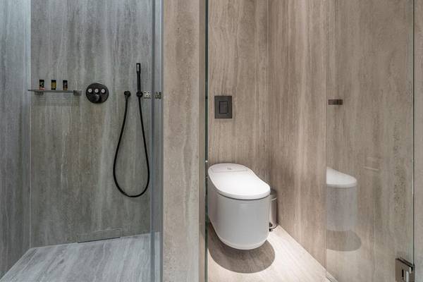 Dusche im Hellenic Vibes Smart Hotel in Athen mit regendusche und spiegel