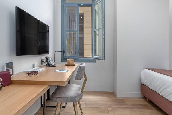 Zimmer im Hellenic Vibes Smart Hotel in Athen mit Schreibtisch, Telefon und Fenster
