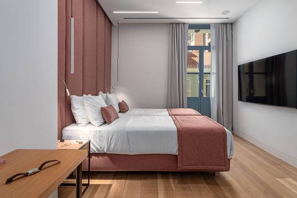 Doppelbett in einem eleganten Zimmer im Hellenic Vibes Smart Hotel in Athen
