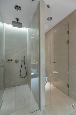 Dusche im Hellenic Vibes Smart Hotel in Athen mit Glaswänden und integrierter Toilette