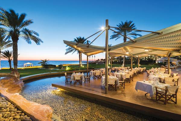 Terrasse des Constantinou Bros Athena Beach Hotels mit Blick auf den Ozean
